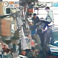 飛踢狂打<br>其中一名兇徒跳上車頂飛腳襲店東。