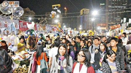 天氣和暖，維園年宵市場愈夜愈熱鬧。（何天成攝）