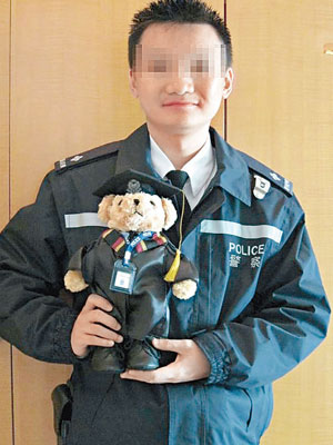 涉嫌冒警男子身穿見習督察冬季制服。（互聯網圖片）