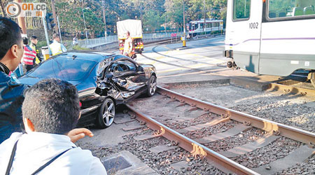 肇事平治跑車右車身嚴重損毀。（讀者提供）