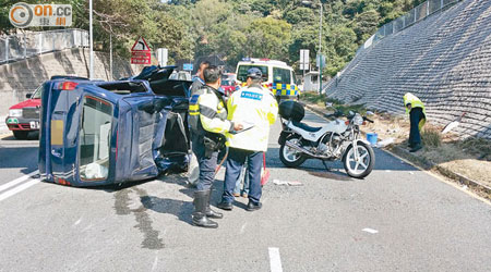 私家車被撞至翻側，越線撼低電單車。（廖祖德攝）