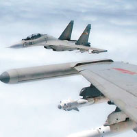執行攔截驅逐外國軍機的蘇30戰機機翼掛載多型導彈。（互聯網圖片）