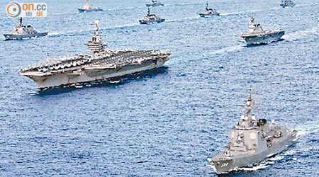 日本決定從美國引進大型兩棲攻擊艦防守釣魚島，圖為美日早前進行海上聯合演習。