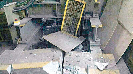 相中可見位於升降機槽頂的機房底石屎被撞斷成三截。（互聯網圖片）
