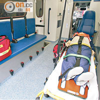 救護車內僅得一張床及一張長椅，第三名嚴重傷者很大機會「瞓地下」。（資料圖片）