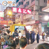 食環署人員昨聯同警方突擊掃蕩桂林街無牌小販並檢獲多架木頭車。（讀者何肇基提供）