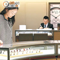不少內地遊客喜歡到本港選購名錶。