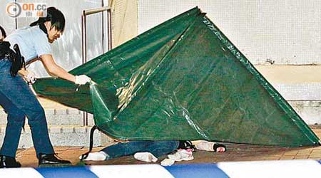 警員用帳篷蓋着死者屍體。（林振華攝）