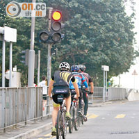 亂衝紅燈<br>有單車友在青山公路一段頻頻衝紅燈，漠視交通安全。