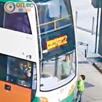 狂拍車門<br>阿叔拖着男童拍打車門，要求車長讓他們上車。