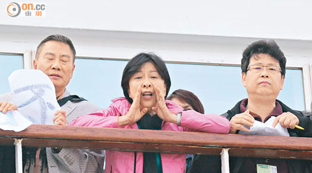 立法會議員蔣麗芸（中）亦是抗議的旅客之一。