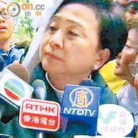 劉慧卿前日出席民主黨佔中宣誓行動時被衣架擊中，她昨日不點名批評示威者非同路人。