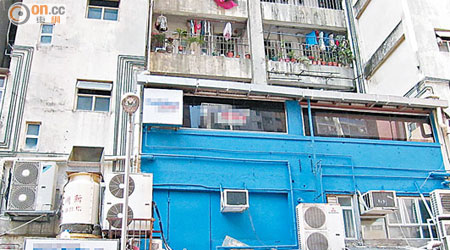 有售賣玩具的商店選址在唐樓平台僭建物內。