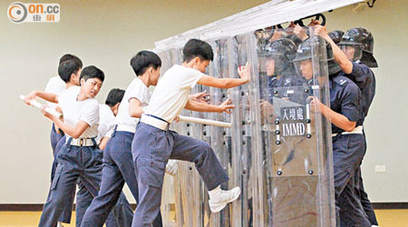 入境學員需在學堂接受戰術訓練。（梁鵬威攝）