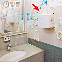 公廁內有原卷廁紙只放在乾手機上（箭嘴示）。