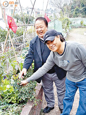 曾贊安（右）講起貪曾就火滾，左為黃容根。（郭曉樂攝）