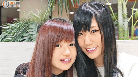 阿雪（右）和娃娃（左）表示，免費獻吻只是西方禮儀，香港人太保守。