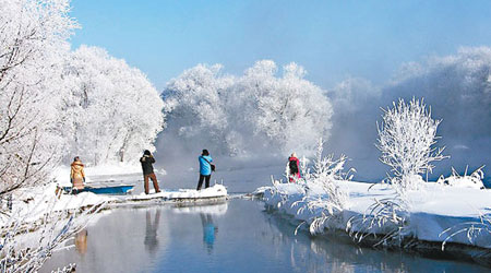 黑龍江<br>多名遊客和攝影愛好者到黑龍江黑河市觀賞霧淞。（互聯網圖片）