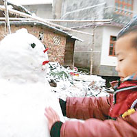 福建<br>連城縣多村降雪，兒童堆雪人玩樂。（互聯網圖片）