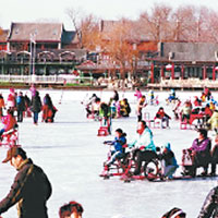 北京<br>遊人在什剎海冰場滑冰車，玩得不亦樂乎。（互聯網圖片）