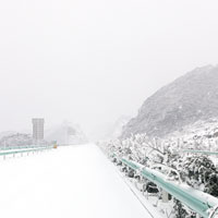 貴州<br>公路遭冰雪覆蓋。（中新社圖片）