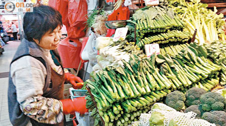 元朗大橋街市菜心十八元一斤，較春節時高近三成。（陸建宏攝）