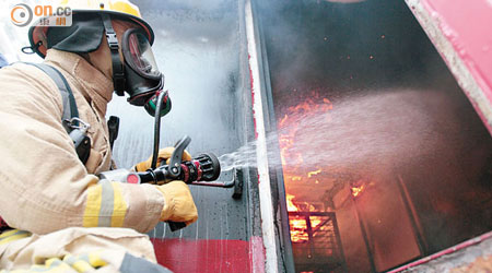 消防處以八百萬元購買的荷蘭製滅火訓練車，提供高熱及濃煙的滅火訓練。（陳德賢攝）