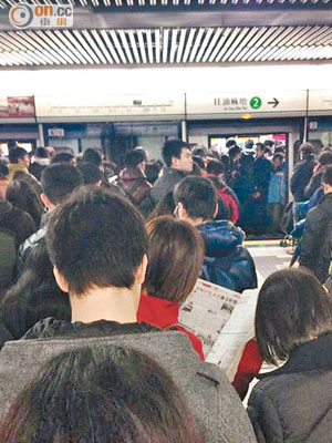 九龍塘站<BR>受故障影響，九龍塘站月台逼爆乘客。（讀者提供）