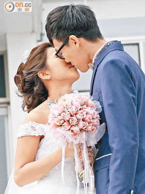 陳氏夫婦於「雙料情人節」甜蜜成婚，為對方獻上情深一吻。(梁鵬威攝)
