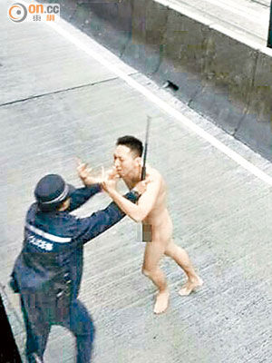 被告王翰濤當日全身赤裸襲擊女警。