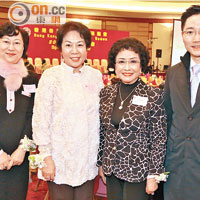 新任名譽會長蒙王蓓芬（左起）及徐莉，與長安企業華慧娜及鍾志斌難得聚首，當然要合照留念。（徐家浩攝）