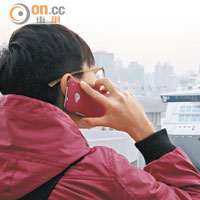 市民於郵輪附近使用手機，隨時被收取高昂的海事漫遊費用。