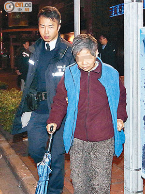 警方將涉嫌偷竊老婦帶署調查。（麥少峰攝）