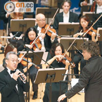 香港賽馬會大董周永健（左）台風四平八穩，一曲《盡在不言中》，令人聽出耳油。