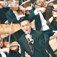 香港歌劇院董事郭永聰演繹一曲《孤星淚》，大有唱家班水準。