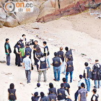 警方帶同巴漢到青龍灣沙灘重組案情。