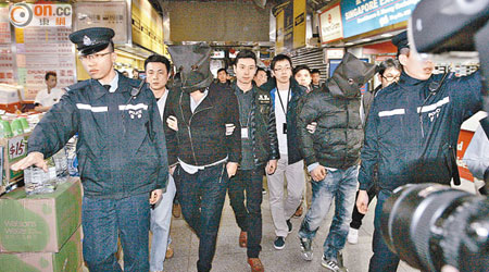 兩名疑犯被押往重慶大廈調查。（蘇仲賢攝）