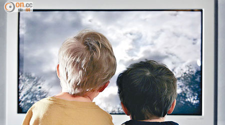 專家指出，不應該讓兩歲以下兒童每日看超過兩小時的電視節目。