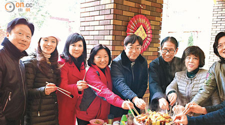 食盆菜齊起筷，圖左起太子珠寶鄧鉅明與太太宣宏雁、玩具大王蔡志明太太李惠莉、李麗娟、高永文、梁智鴻和馮令儀。