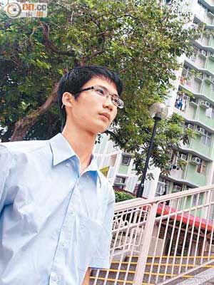 大專生吳卓穎正半工讀，自言中學已開始申請公屋。