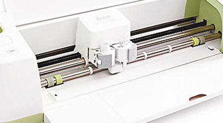 剪紙打印機的打印頭內置刀片，可在物料上裁出剪紙圖案。（互聯網圖片）