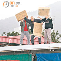 專做內地雞批發的欄商激動爬上屋頂抗議。（何天成攝）