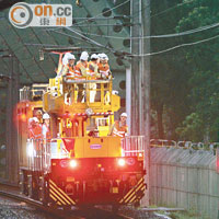 東鐵周二發生電力故障，港鐵出動大批維修人員搶修。