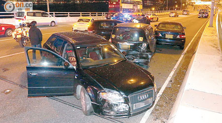 另外四輛私家車分別損毀，橫亘路面。