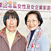 女工商專聯創會會長黃汝璞（右）與首屆得獎代表李樂詩（左）合照。