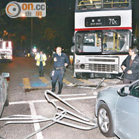 巴士剷上安全島險再撞兩車，警員在場調查。