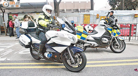 警員駕駛國產春風650TK型電單車（圖前）到意外現場。（冼耀華攝）