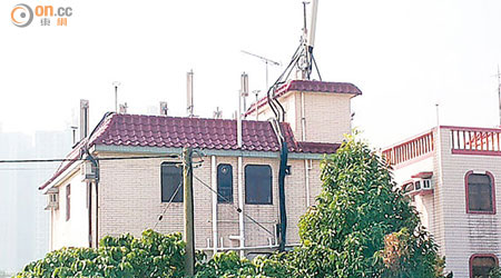 輞井圍有村屋天台被裝上多個無線電發射器，輻射安全惹來關注。（讀者提供）