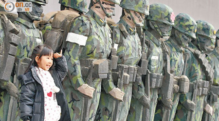香港藝術館展出台灣著名藝術家朱銘的大型雕塑《三軍》。（黃仲民攝）