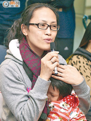 港媽鍾太表示為協助子女應付功課，已決定辭職。（伍鎮業攝）
